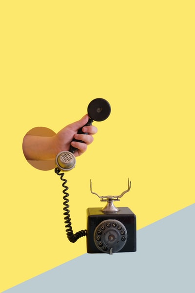 ロック解除されたモトローラ電話を国際通信事業者で使用できますか